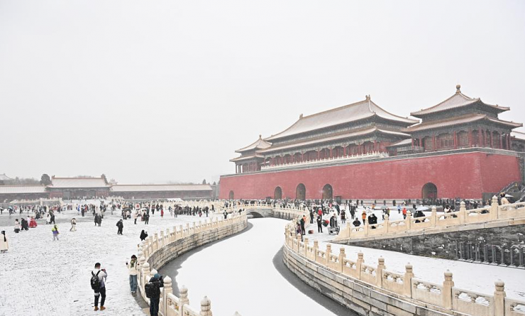 Khách đổ xô check in tuyết đầu mùa ở Bắc Kinh - 1