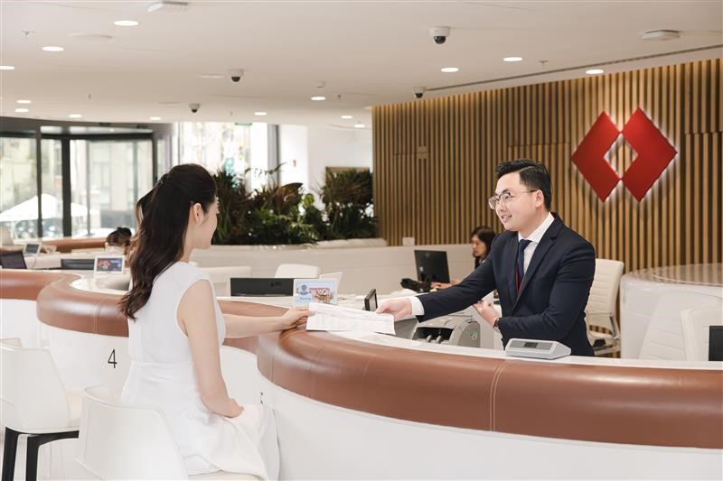 Khách hàng hưởng lợi gì từ cuộc đua hệ sinh thái ngân hàng - bảo hiểm? - Ảnh 1. Khách hàng hưởng lợi gì từ cuộc đua hệ sinh thái ngân hàng - bảo hiểm? - Ảnh 1.