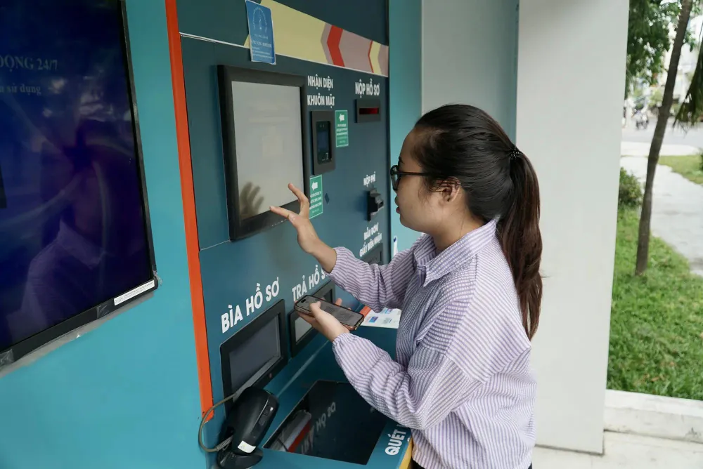 Cơ quan nhà nước cung cấp dịch vụ công trực tuyến thống nhất, tập trung, không phân mảnh từ trung ương đến địa phương trên Cổng dịch vụ công quốc gia và Ứng dụng định danh quốc gia. Ảnh: BẢO PHƯƠNG khai-bao-1-lan-la-mac-dinh-nguoi-dan-khong-phai-nop-them-giay-to-da-duoc-so-hoa.jpg