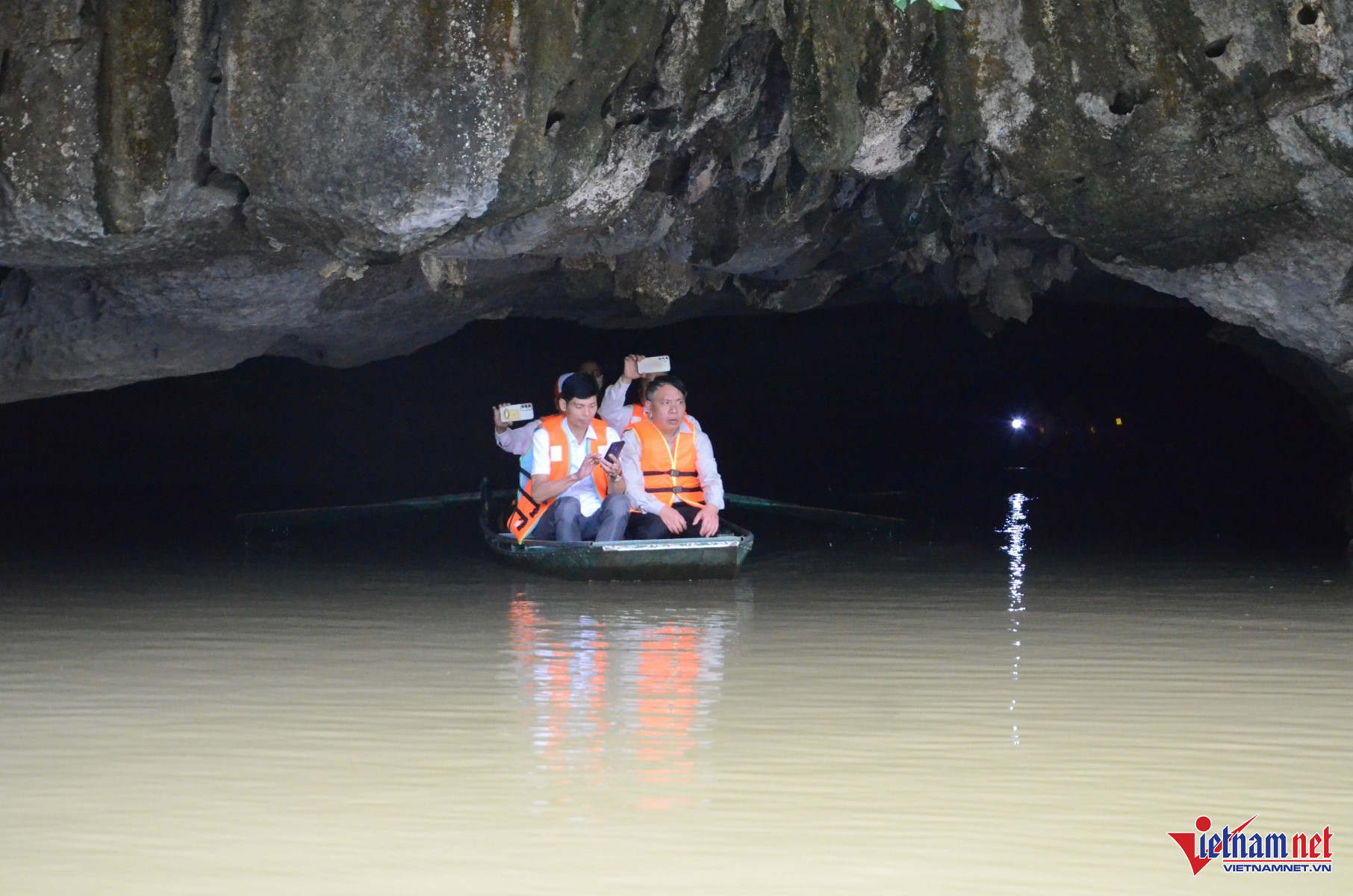Khám phá hang động có nhũ đá hình tượng Phật ngồi thiền ở Ninh Bình 1 Cửa vào hang Bụt nằm trên dòng sông Bến Đang