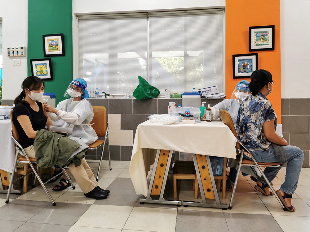 Nhân viên y tế luôn cần thông báo cho đối tượng tiêm chủng về tác dụng, liều lượng, đường dùng của loại vắc xin được tiêm chủng trước mỗi lần tiêm.