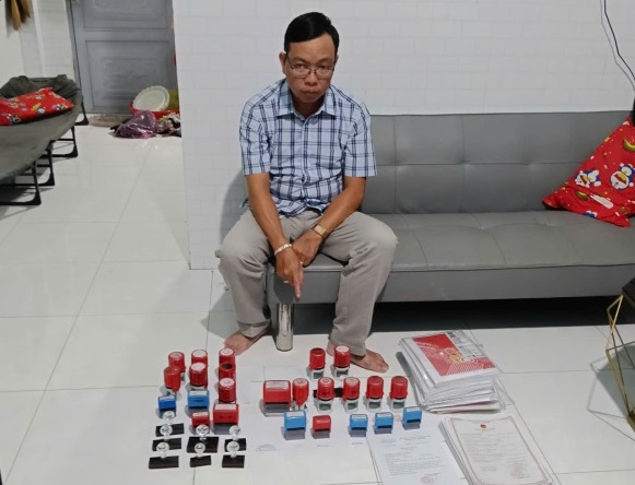 Khám xét khẩn cấp nơi làm việc của Nguyễn Phúc Bình, thu 33 con dấu- Ảnh 1.