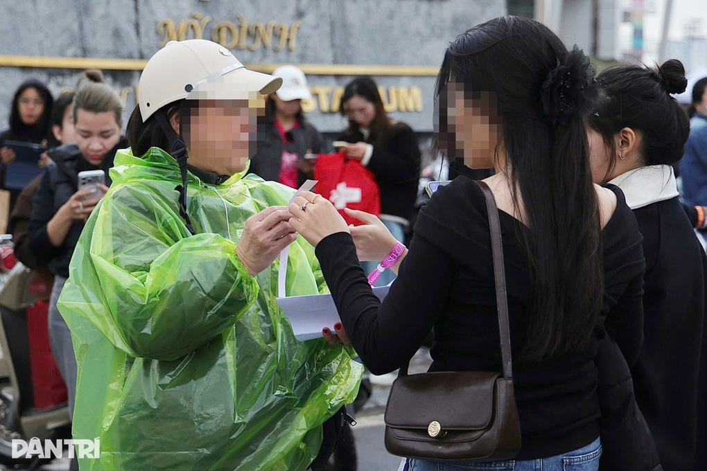 Khán giả bán hạ giá vé đêm nhạc Mỹ Tâm vì sợ phải đội mưa xem ca nhạc - 1