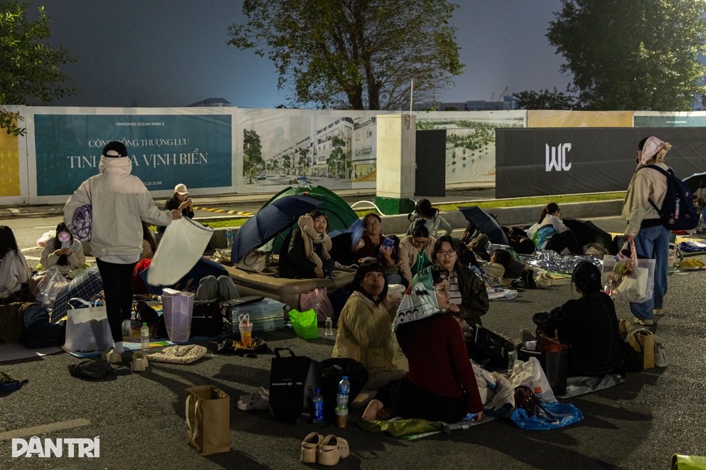 Khán giả dựng lều, trải chăn ngủ qua đêm chờ đêm nhạc anh trai, chị đẹp - 1