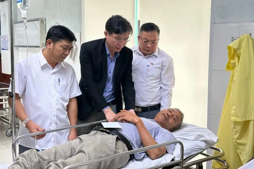 Lãnh đạo phường Tam Kỳ, TP Đà Nẵng thăm hỏi, động viên các nạn nhân. Ảnh: THANH NHẬT tai nạn trên cao tốc Đà Nẵng - Quảng Ngãi.jpg