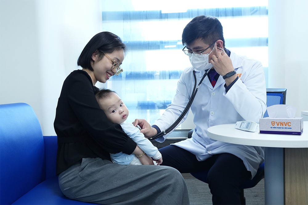 Chị Hoàng Thị Châm đưa con trai hơn 7 tháng tuổi đến VNVC ICON4 Cầu Giấy (Hà Nội) tiêm kháng thể đơn dòng phòng virus hợp bào hô hấp RSV. Ảnh: Anh Tuấn