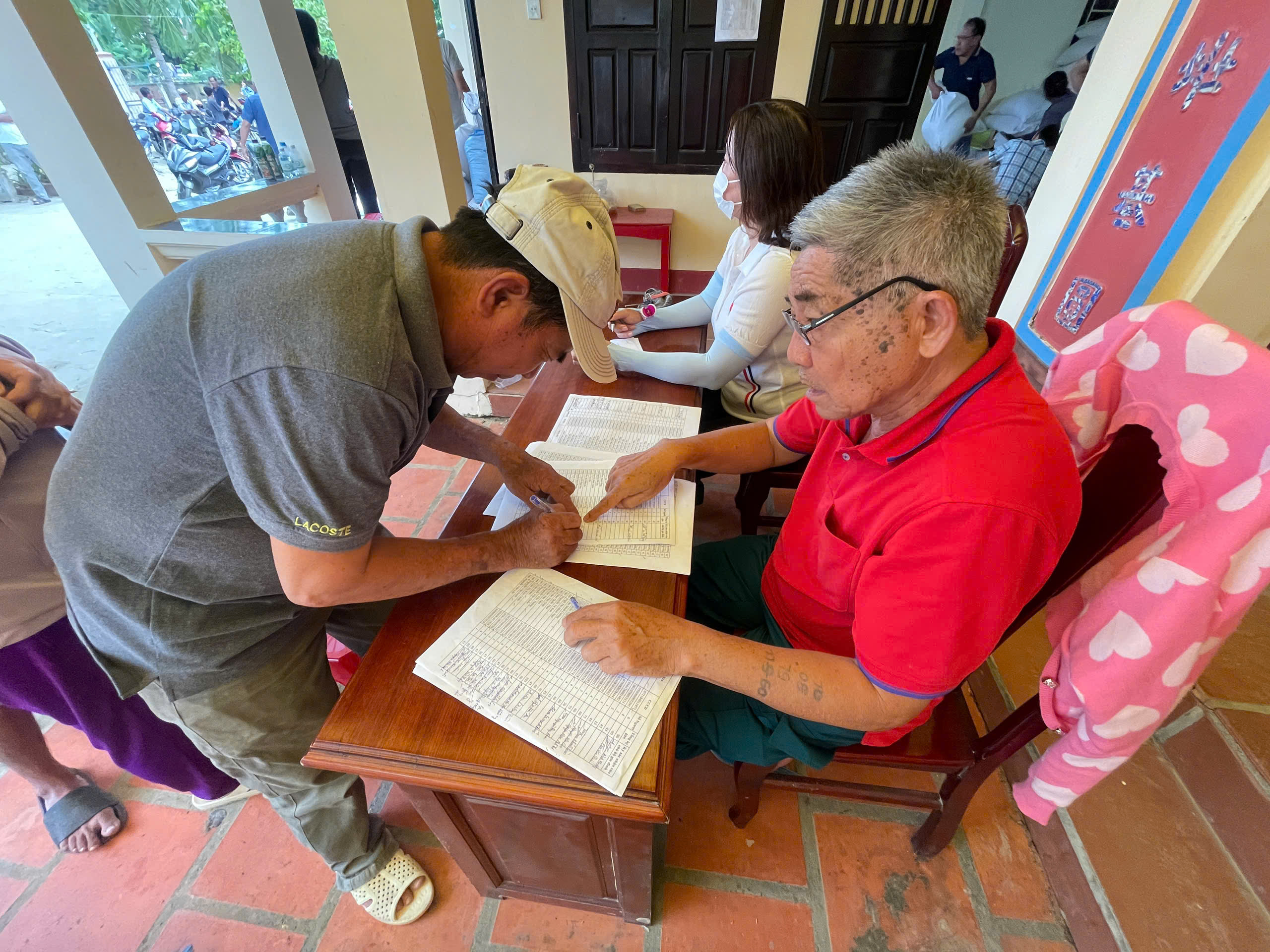 Khánh hòa hỗ trợ người dân không có đăng ký cư trú sau mưa lũ - Ảnh 1.