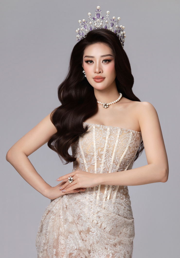 Khánh Vân đội vương miện kỷ niệm 6 năm đăng quang 1 Khánh Vân cho biết 6 năm qua, cô giữ gìn và bảo quản vương miện cẩn thận vì đây là dấu ấn thanh xuân. Trong bộ hình kỷ niệm, hoa hậu diện chiếc vương miện Brave Heart cùng đầm ren tôn vẻ gợi cảm.