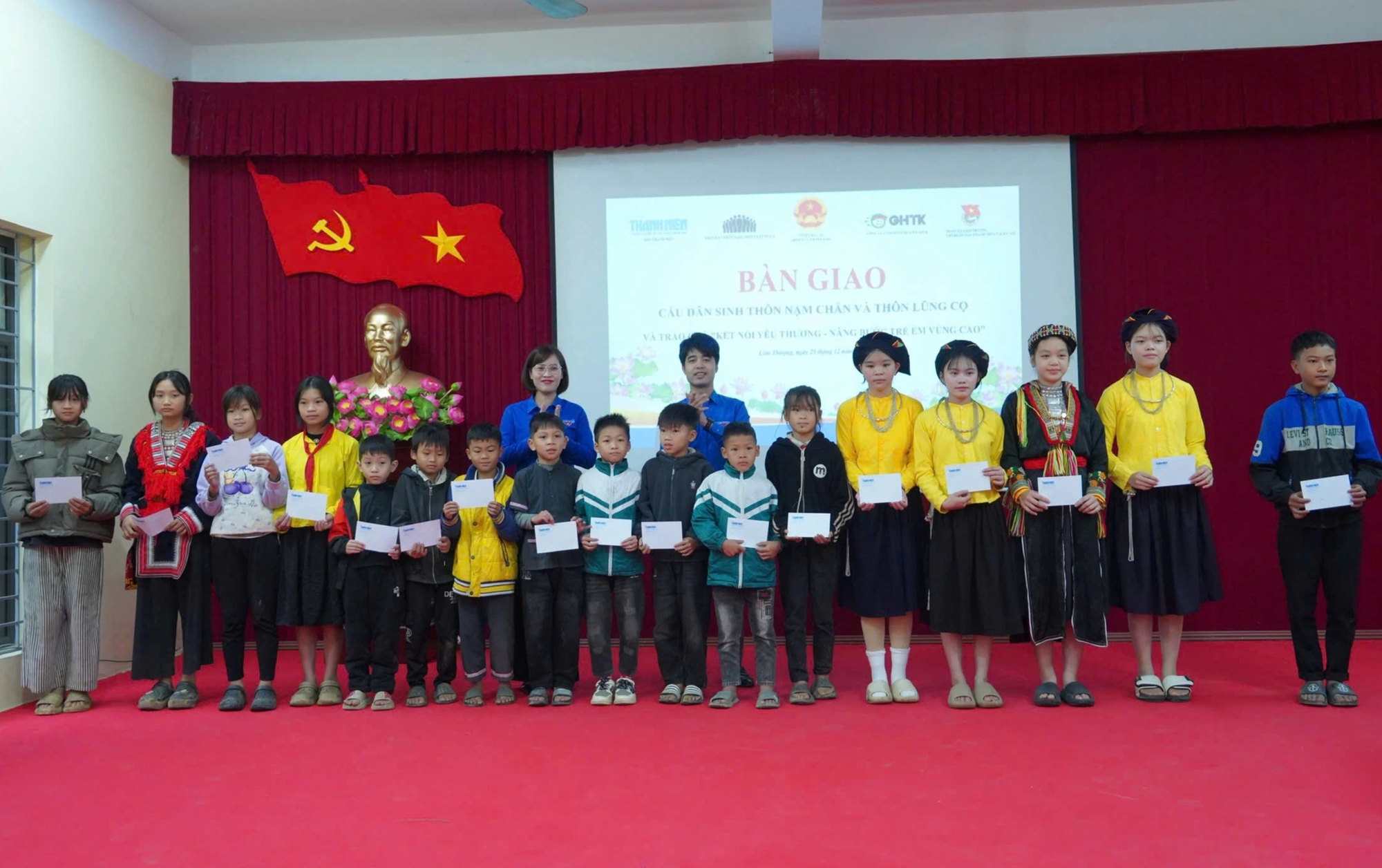 Khánh thành 2 cầu dân sinh, mở lối đi lại an toàn cho người dân vùng cao - Ảnh 8.