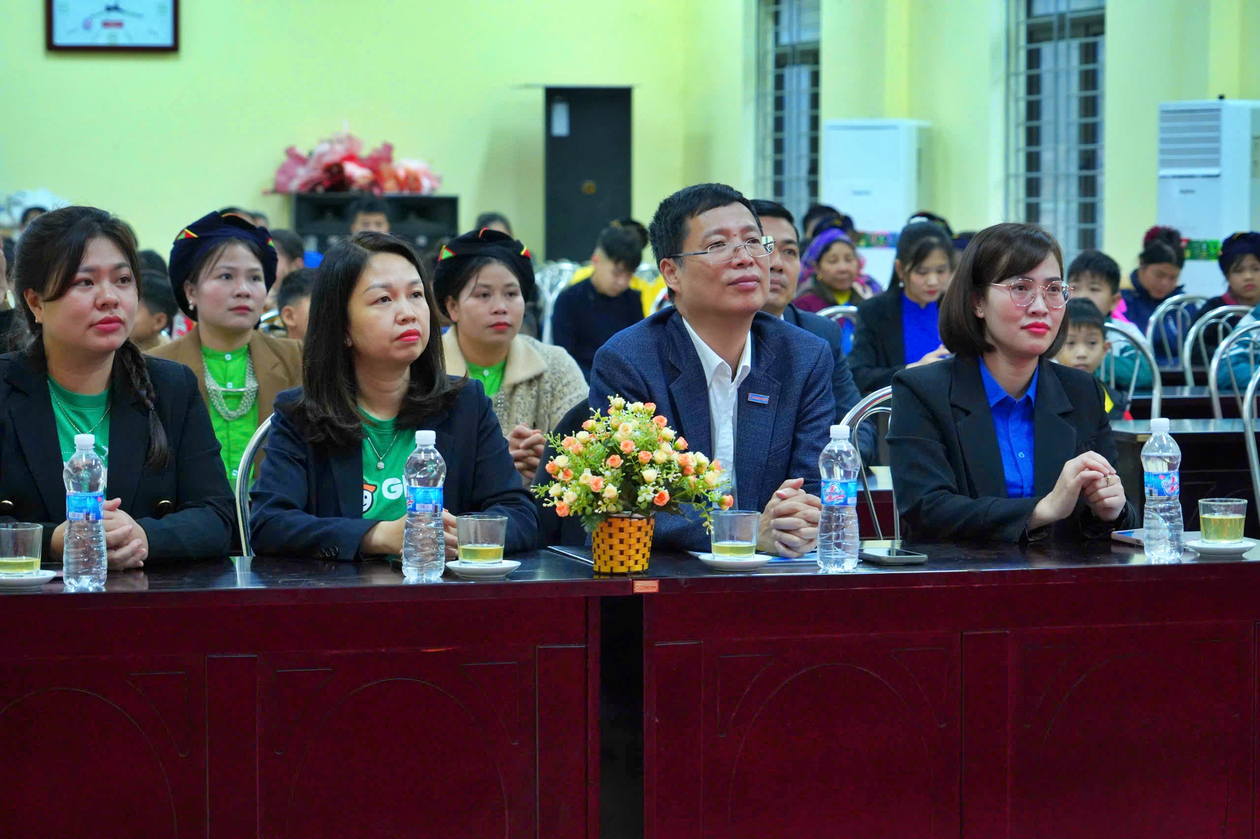 Khánh thành 2 cầu dân sinh, mở lối đi lại an toàn cho người dân vùng cao - Ảnh 1.