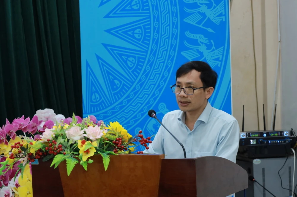 Ông Trần Trung Tín, Phó Giám đốc Sở Xây dựng tỉnh Quảng Ngãi phát biểu tại buổi họp báo. bon-du-an-ngan-ti-dong-loat-khoi-cong-khanh-thanh-tai-quang-ngai (2).JPG