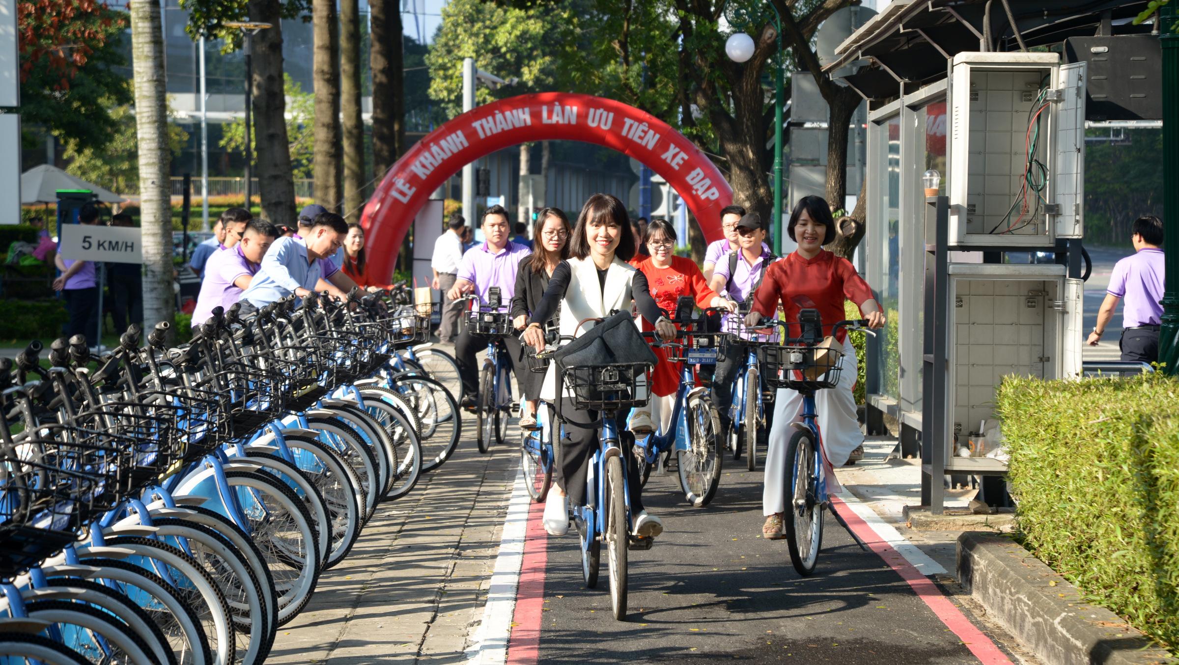 Khánh thành gần 6 km làn đường riêng cho xe đạp đầu tiên tại TP.HCM- Ảnh 1.