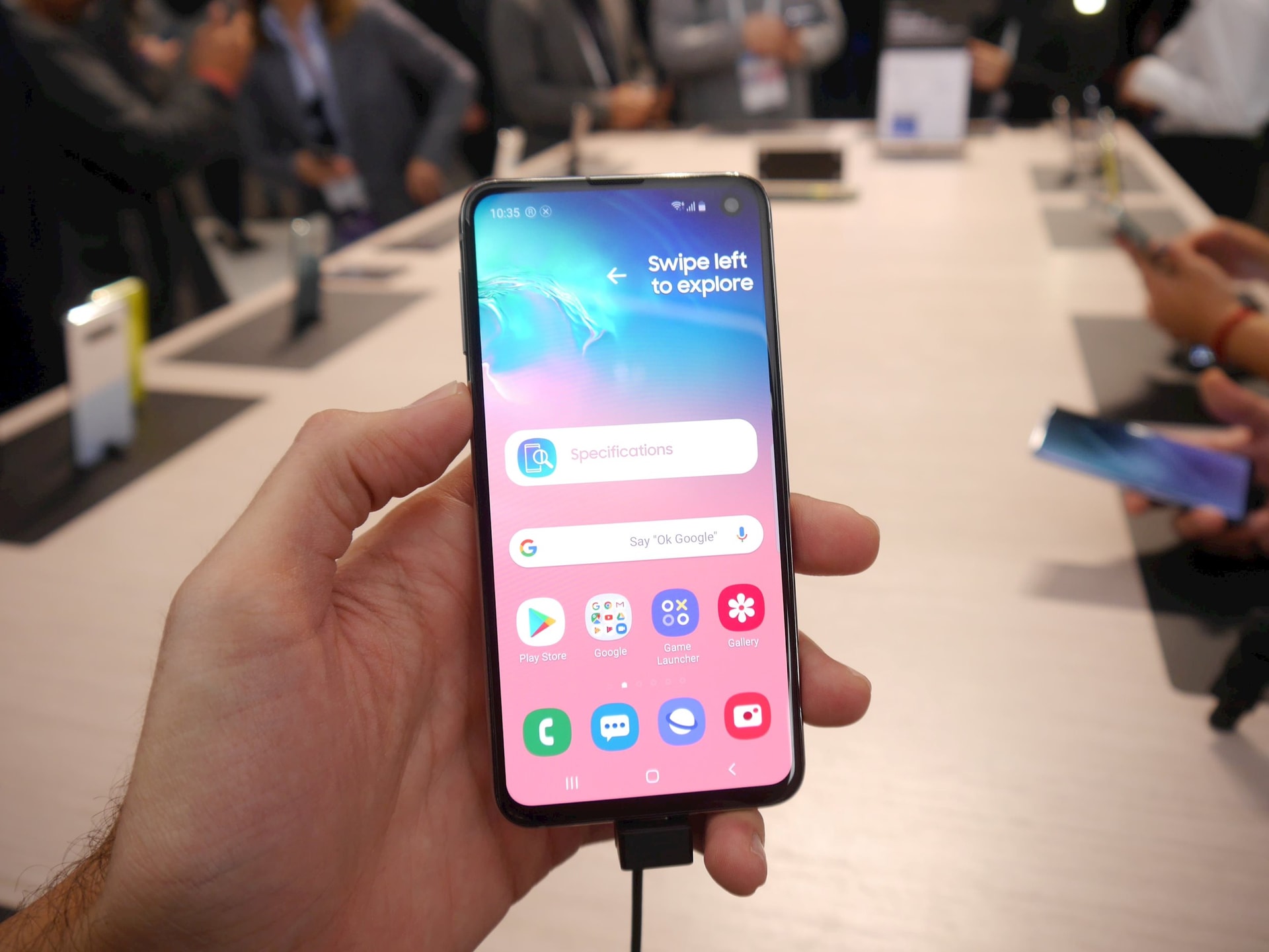 Khen thì lắm mà chê cũng nhiều, vậy tại sao ra cửa hàng 