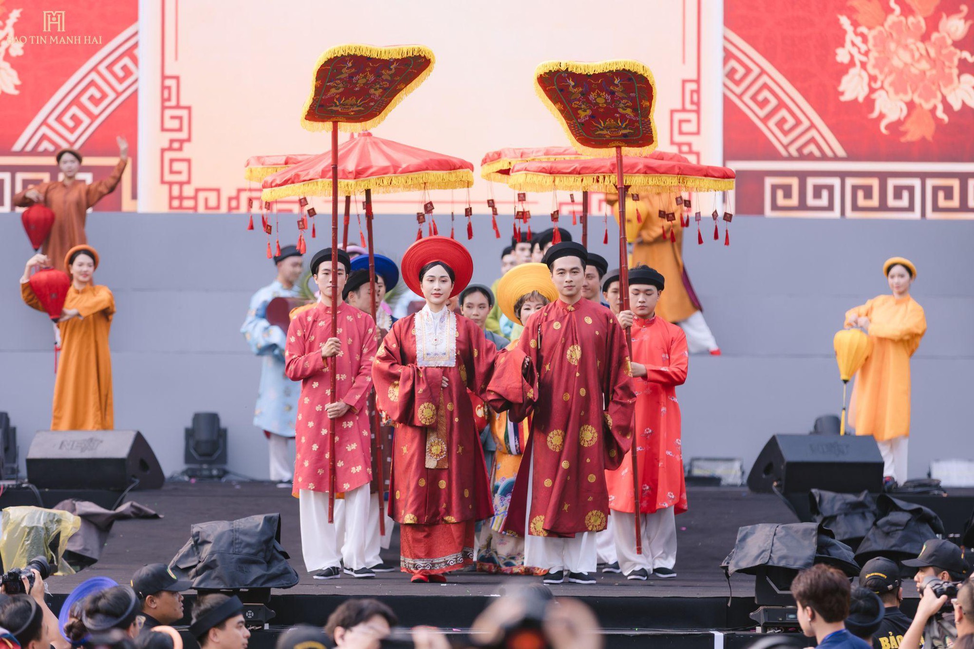 Mãn nhãn với màn diễu hành Việt phục quy mô lớn: Khi Bảo Tín Mạnh Hải hiện thực hóa giấc mơ văn hóa- Ảnh 1.