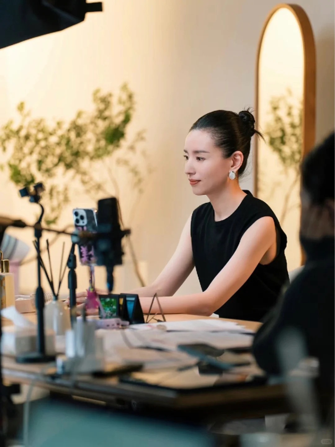 Xem Đổng Khiết livestream: Khi bán hàng trở thành một liệu pháp 