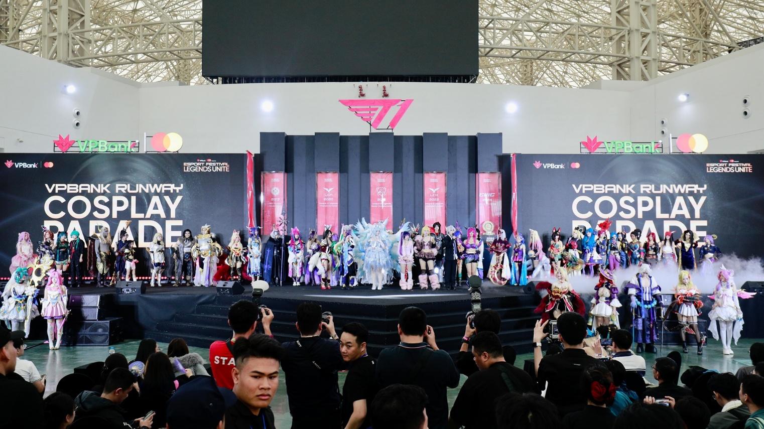 Khi các nhân vật Liên Minh Huyền Thoại bước ra đời thực tại VPBank Runway Cosplay Contest- Ảnh 1. Khi các nhân vật Liên Minh Huyền Thoại bước ra đời thực tại VPBank Runway Cosplay Contest- Ảnh 1.
