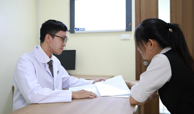 Bác sĩ Thành giải thích kết quả xét nghiệm cho người bệnh. Ảnh minh họa: Phòng khám Đa khoa Tâm Anh Quận 7