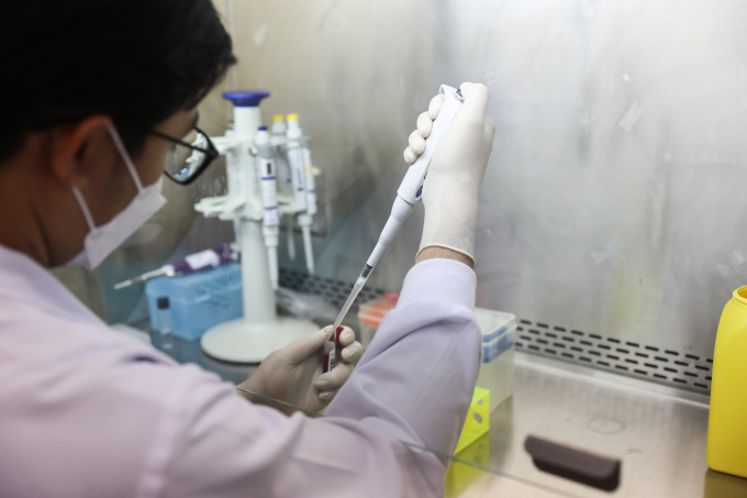 Xét nghiệm cho bệnh nhân. Ảnh: Quỳnh Trần