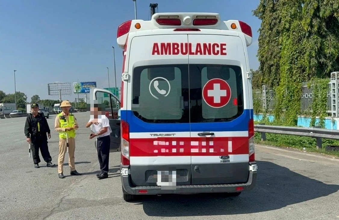 Khi nào xe cấp cứu được bật tín hiệu đèn ưu tiên? - Ảnh 1.