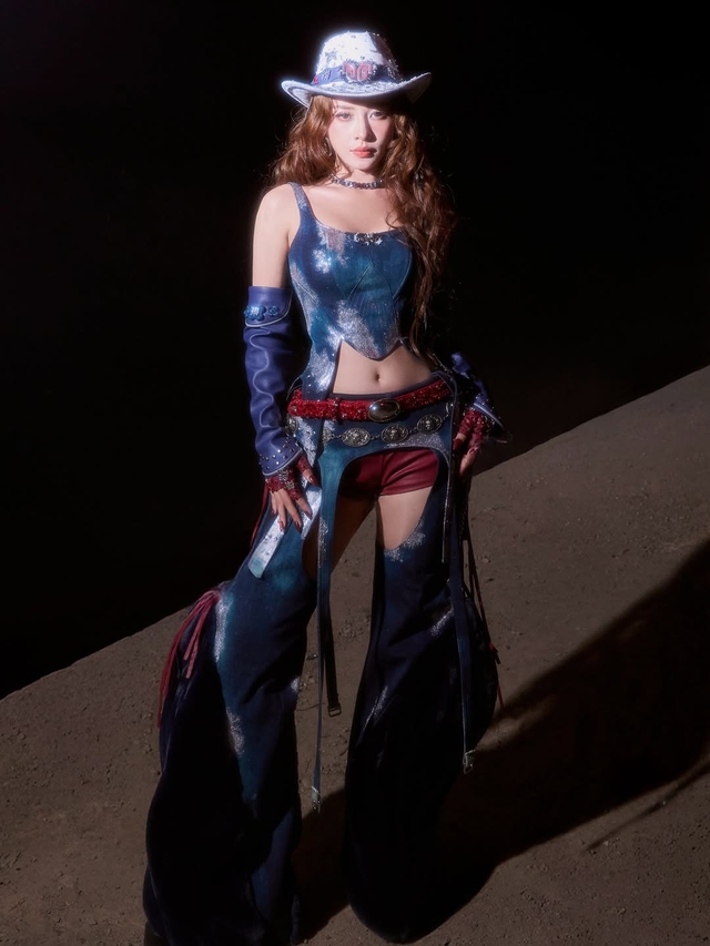 Áo corset denim: Khi nét bụi bặm hòa quyện cùng vẻ gợi cảm- Ảnh 1.