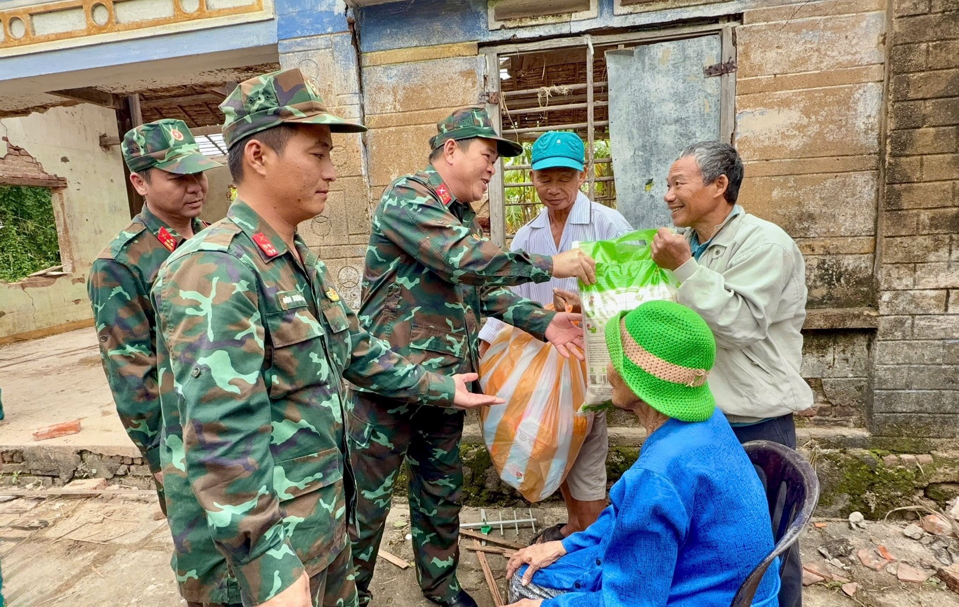 Khi nhung nguoi tu te gap nhau dung luc