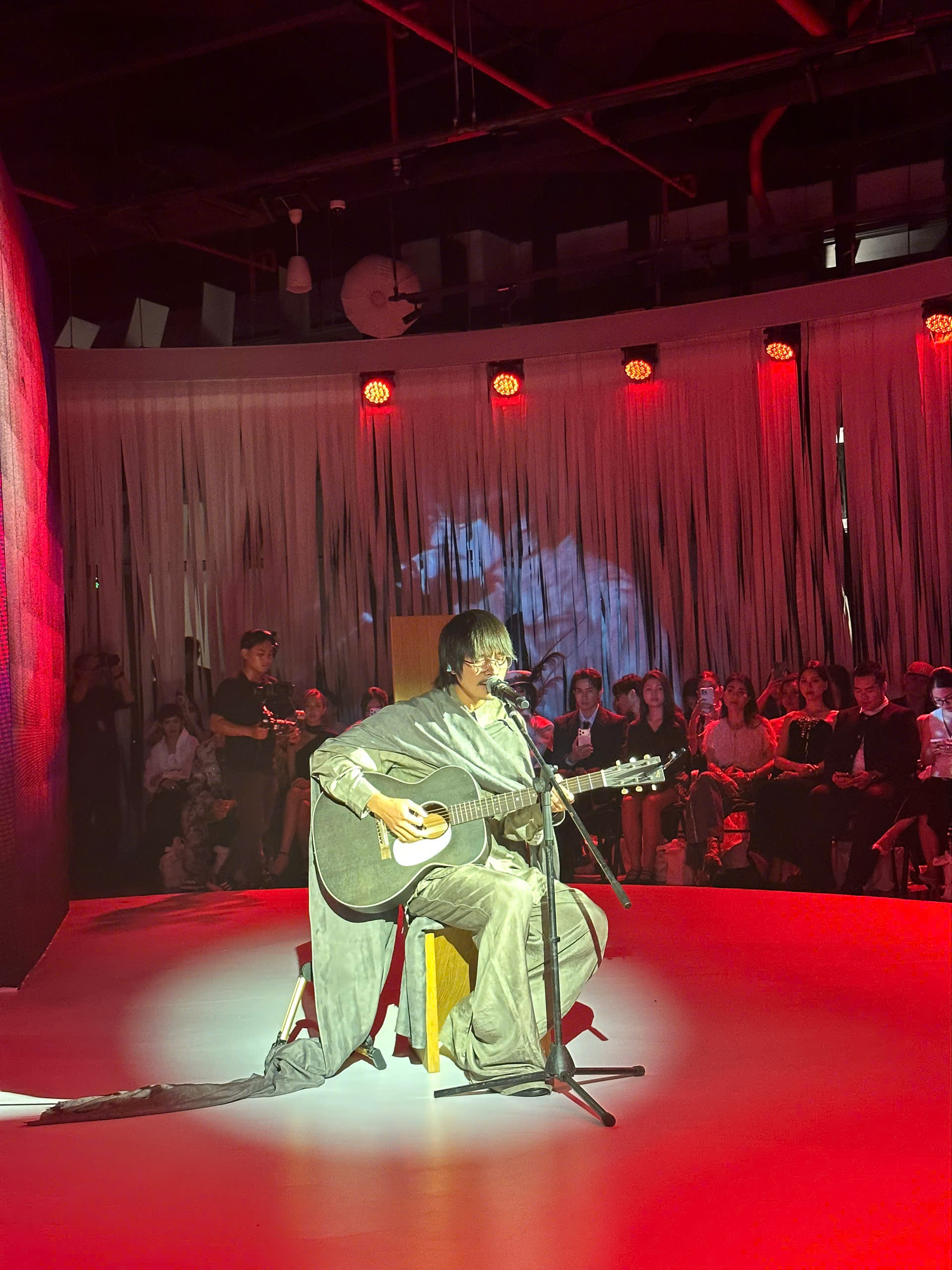 Khi thời trang, nghệ thuật thị giác và trình diễn cùng chuyển động- Ảnh 1.