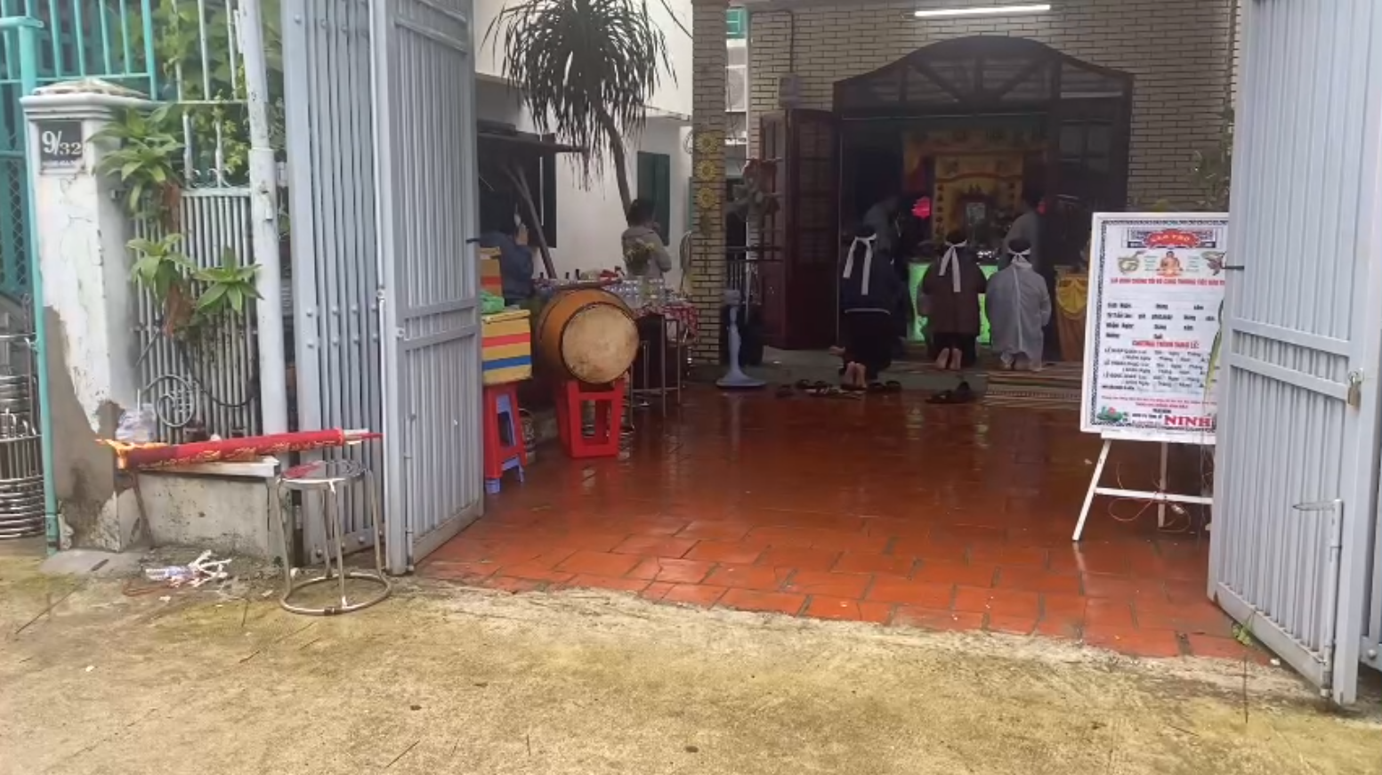 Khi tôi thắp nhang cho anh Thương Tín, vừa cắm cây nhang xuống thì bóng đèn bên phải nổ, tắt luôn 1 Khi toi thap nhang cho anh Thuong Tin vua cam