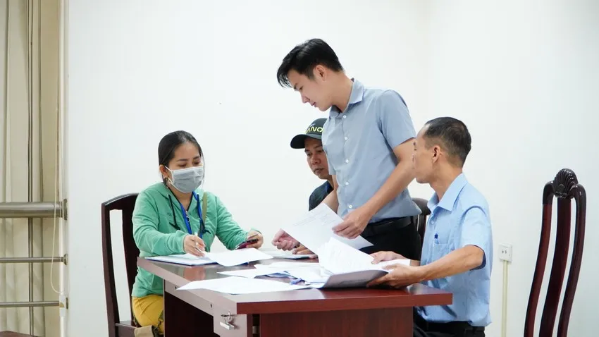 Bị hại trong một vụ án đến nộp đơn yêu cầu thi hành án. Ảnh: CẨM TÚ kho-bac-nha-nuoc-to-chuc-tin-dung-phai-kip-thoi-thuc-hien-de-nghi-cua-co-quan-thads-.jpeg