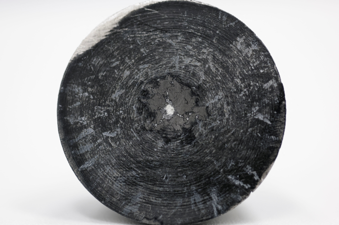 Mẫu samarium được trưng bày tại phòng thí nghiệm ở Paris, Pháp hồi tháng 6. Ảnh: Reuters