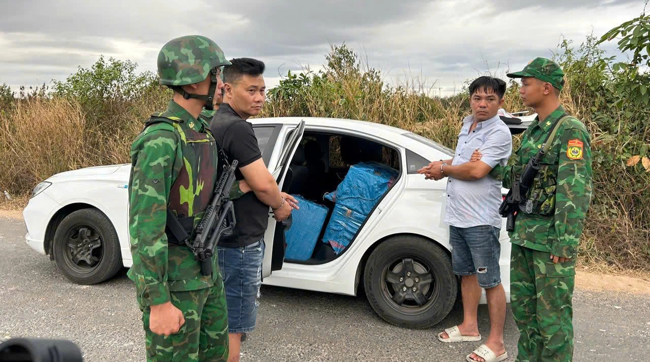 'Khóa' đường mòn, lối mở chặn người xuất nhập cảnh trái phép 4 Khoa duong mon loi mo chan nguoi xuat nhap canh