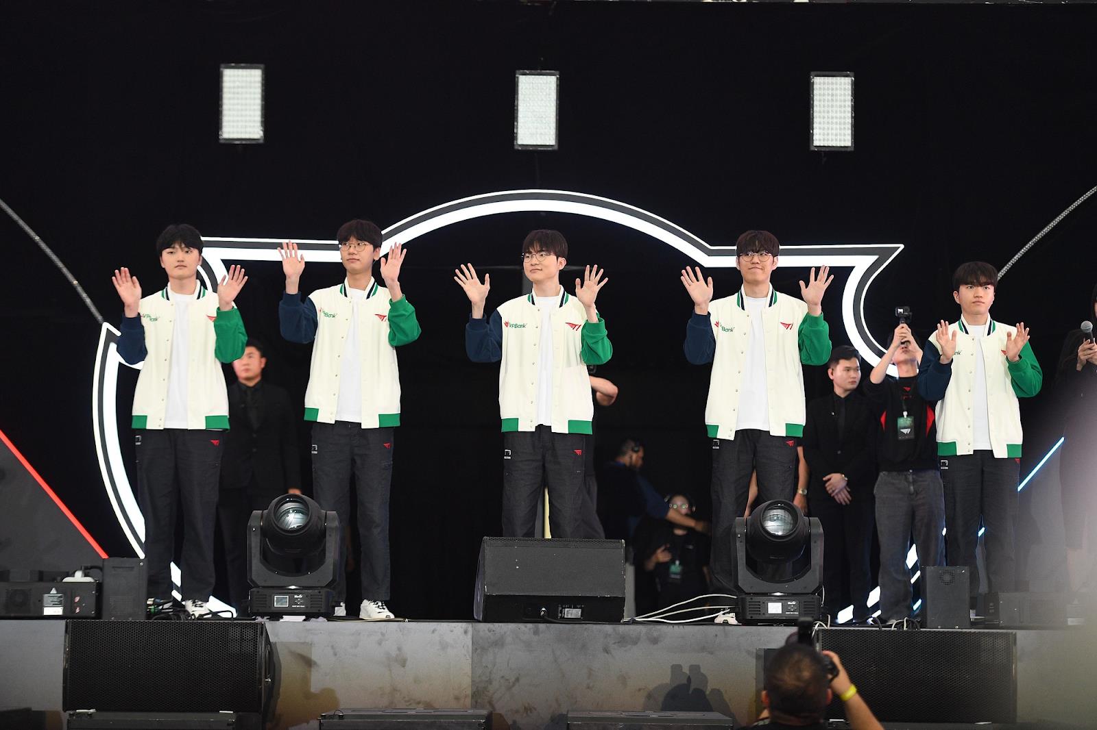 Khoảnh khắc T1 đấu All-Star Việt Nam và chiếc màn hình mà mọi game thủ đều để ý- Ảnh 1. Khoảnh khắc T1 đấu All-Star Việt Nam và chiếc màn hình mà mọi game thủ đều để ý- Ảnh 1.