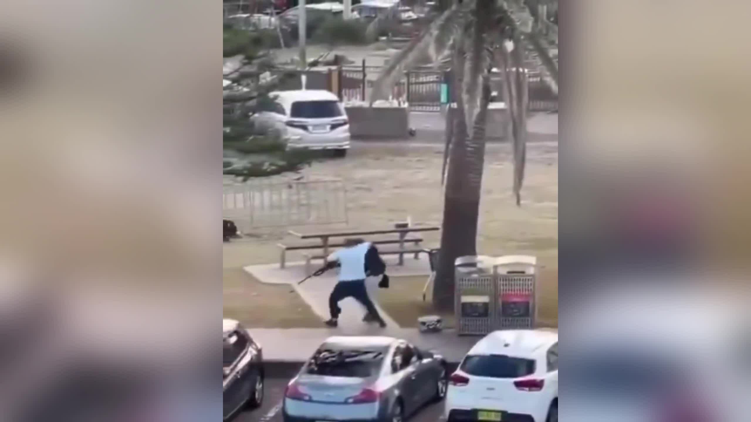 Khoảnh khắc người dân đoạt vũ khí từ kẻ xả súng Australia