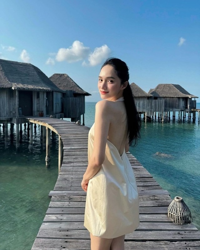 Khoe trọn lưng thon tinh tế, không phô trương với đầm hở lưng - Ảnh 1.