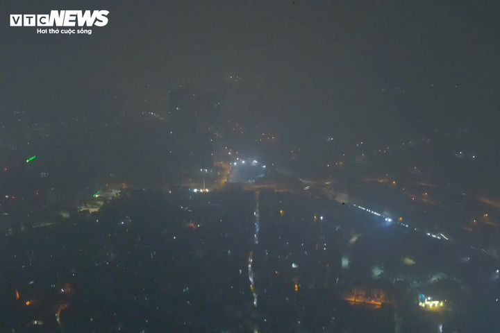 Khói đen xả thẳng lên trời, ruộng đồng vẫn đỏ lửa giữa ngày ô nhiễm đỉnh điểm- Ảnh 1.