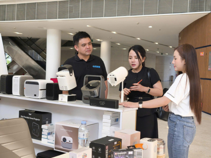 Khách tham quan trải nghiệm sản phẩm khởi nghiệp của một doanh nghiệp trẻ trong khuôn khổ Techfest Hải Phòng 2025. Ảnh: Lê Tân