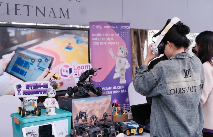 Các bạn trẻ trải nghiệm công nghệ giới thiệu tại phố đi bộ Hồ Hoàn Kiếm sáng 12/12. Ảnh: Techfest Việt Nam