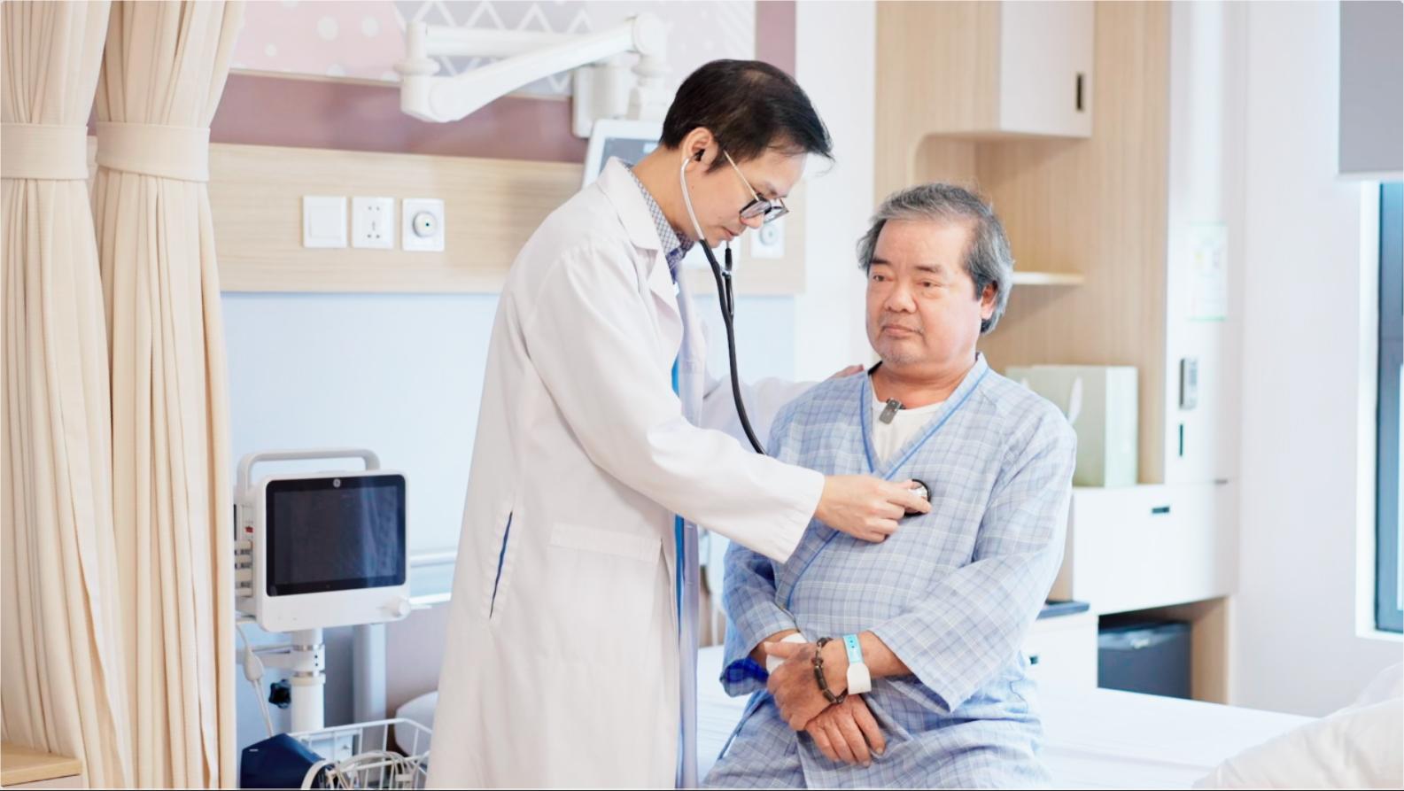 Khôi phục dòng máu nuôi tim cho bệnh nhân bị tái hẹp stent nghiêm trọng 1 Ông N được thăm khám sức khỏe kỹ càng trước khi can thiệp