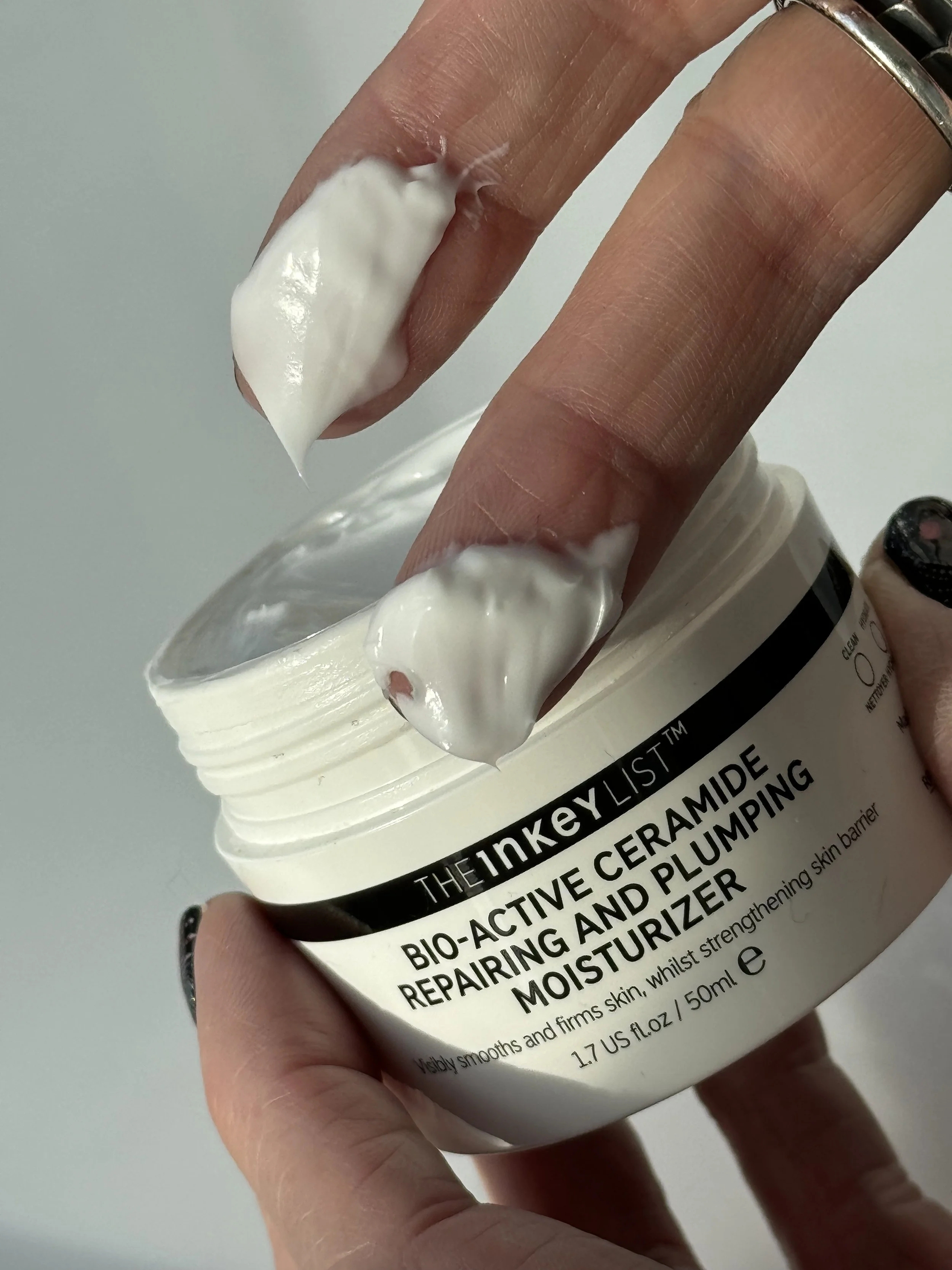 5 lọ kem dưỡng ẩm bình dân rất tốt: Khôi phục làn da tổn thương thành mịn màng, căng khỏe 24/7- Ảnh 1. 5 lọ kem dưỡng ẩm bình dân rất tốt: Khôi phục làn da tổn thương thành mịn màng, căng khỏe 24/7- Ảnh 1.