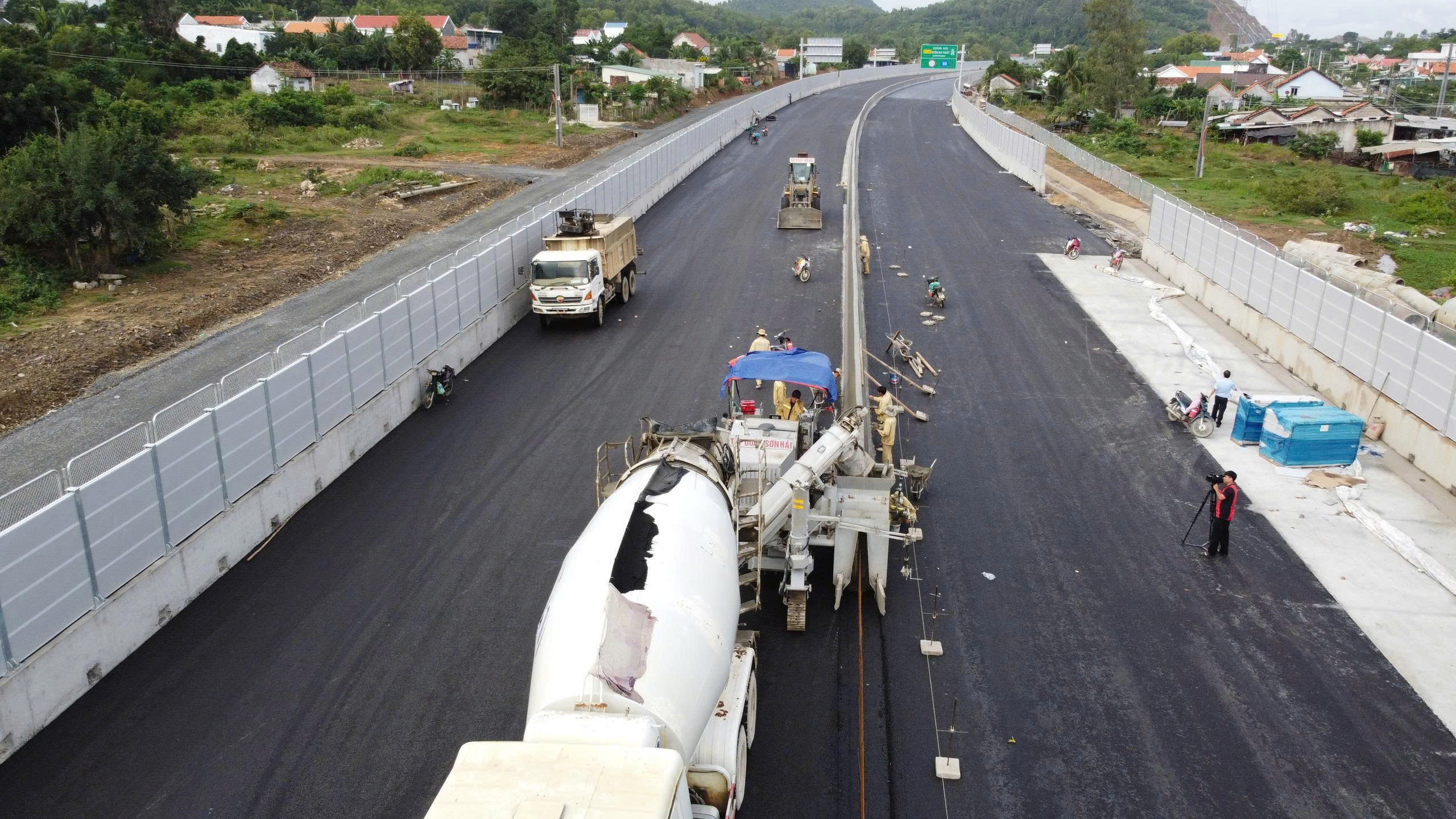ĐỘT PHÁ HẠ TẦNG, KIẾN TẠO VỊ THẾ: Khởi sắc nhờ các tuyến cao tốc - Ảnh 1.