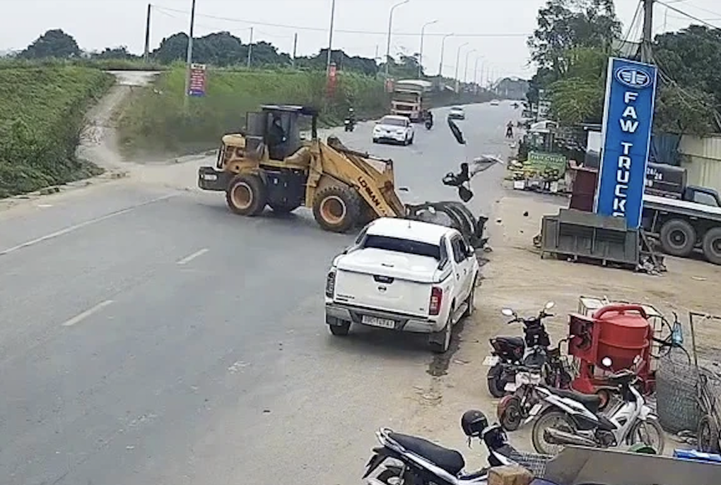 Khởi tố người lái máy xúc không giấy phép, có hơi men, gây tai nạn - 3