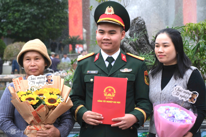 Học viên Học viện Kỹ thuật quân sự và người thân trong ngày tốt nghiệp. Ảnh: Dương Tâm