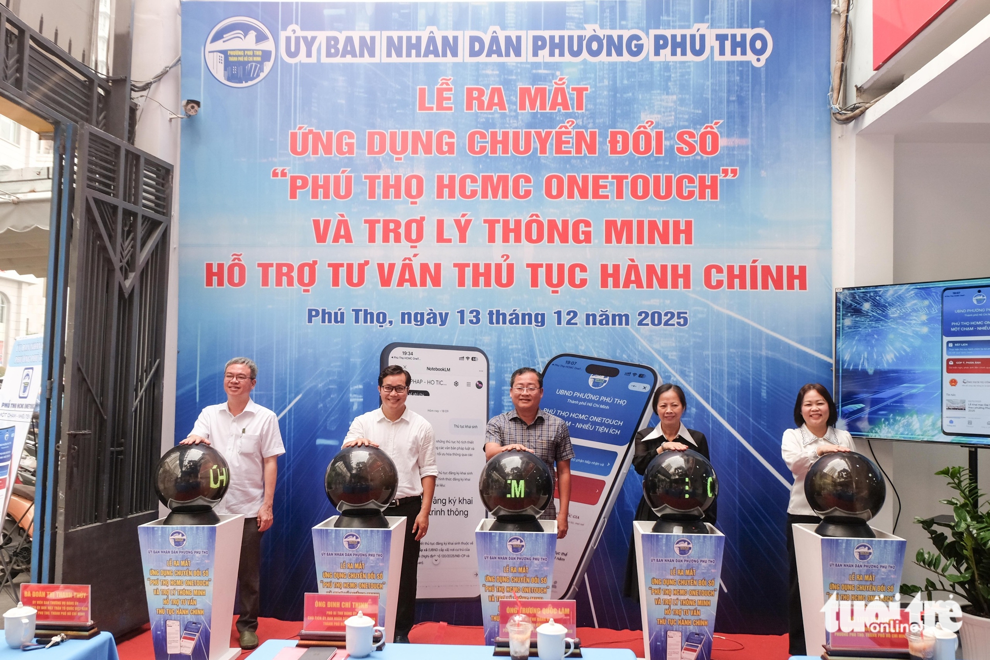Không cần xếp hàng, người dân phường Phú Thọ, TP.HCM đặt lịch làm thủ tục trên Zalo 1 phú thọ - Ảnh 1.