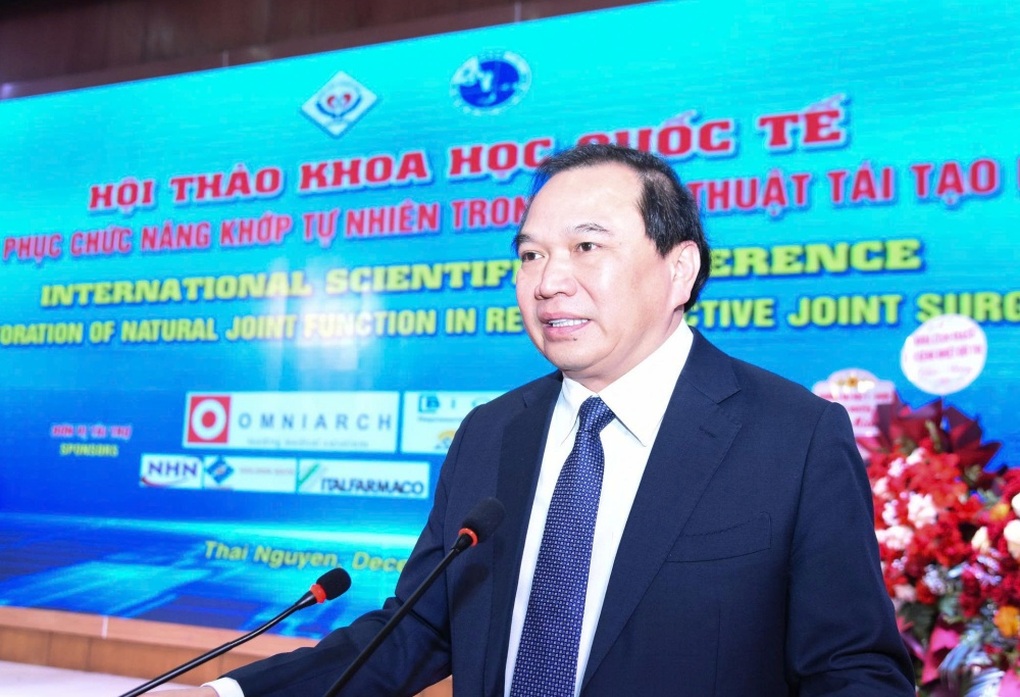 Không chỉ người già, nhiều người trẻ cũng phải thay khớp - 1