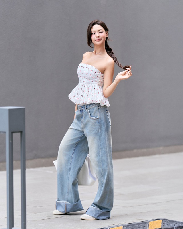 Không chỉ quần jeans xanh, sắc xanh lam, xanh ngọc bích ‘lên ngôi’ mùa xuân 2026 1 Không chỉ quần jeans xanh, xanh lam, xanh ngọc bích ‘lên ngôi’ mùa xuân 2026 - Ảnh 1.