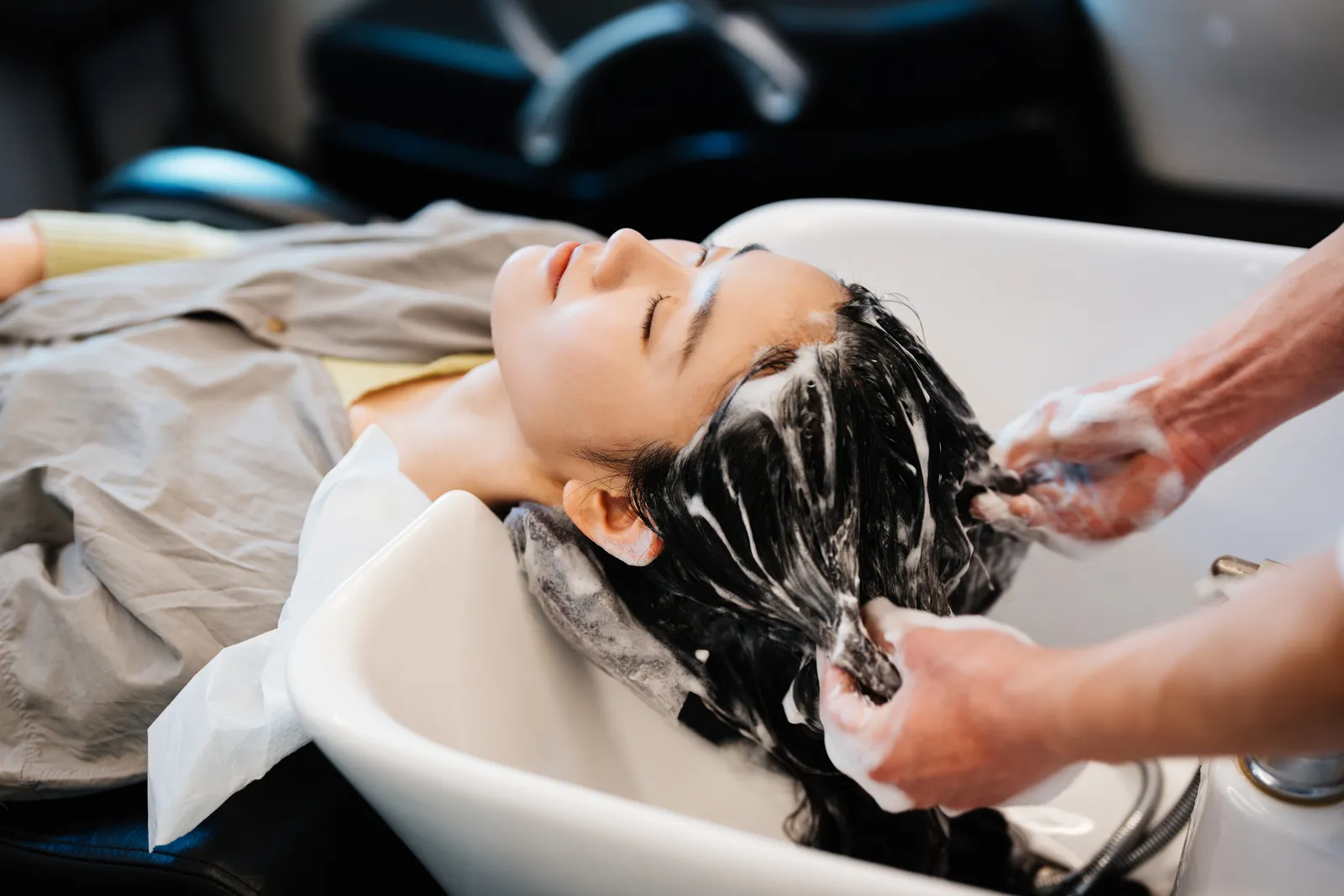 Không có tiền cấy tóc, chị em áp dụng kiểu gội đầu "sandwich" giúp tóc dày bồng bềnh, óng mượt như bước ra từ salon 1 Phương pháp gội đầu sandwich đang rất hot nhờ hiệu quả làm sạch rất tốt lại giúp tóc chắc khỏe, bóng mượt.