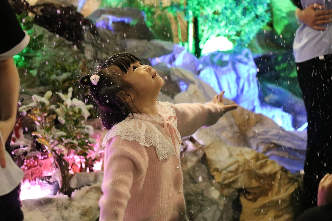 Không khí Giáng sinh rộn ràng với tuyết rơi nhân tạo tại TPHCM - Ảnh 1.