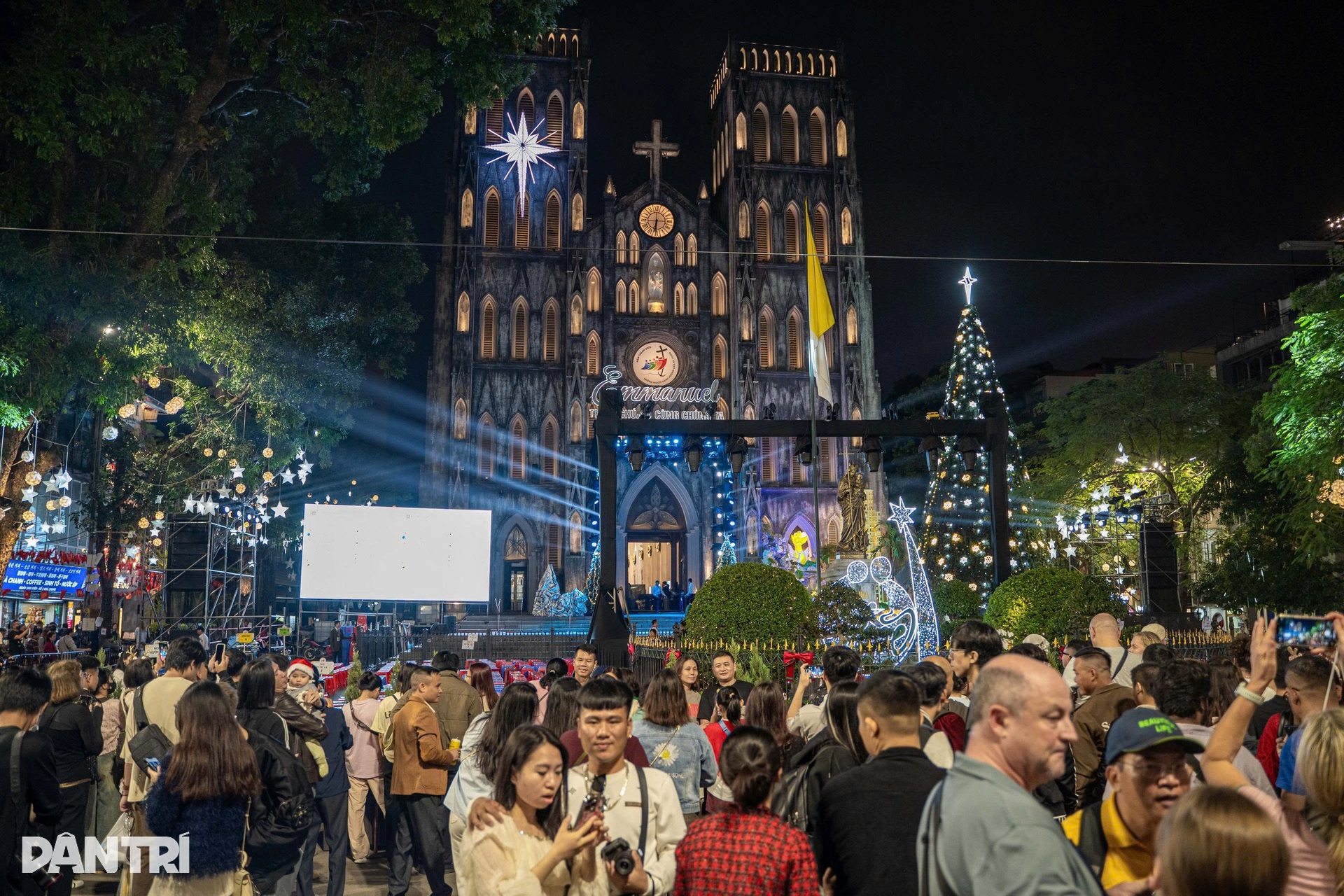 Không khí Giáng sinh tràn ngập phố phường Hà Nội và TPHCM - 1