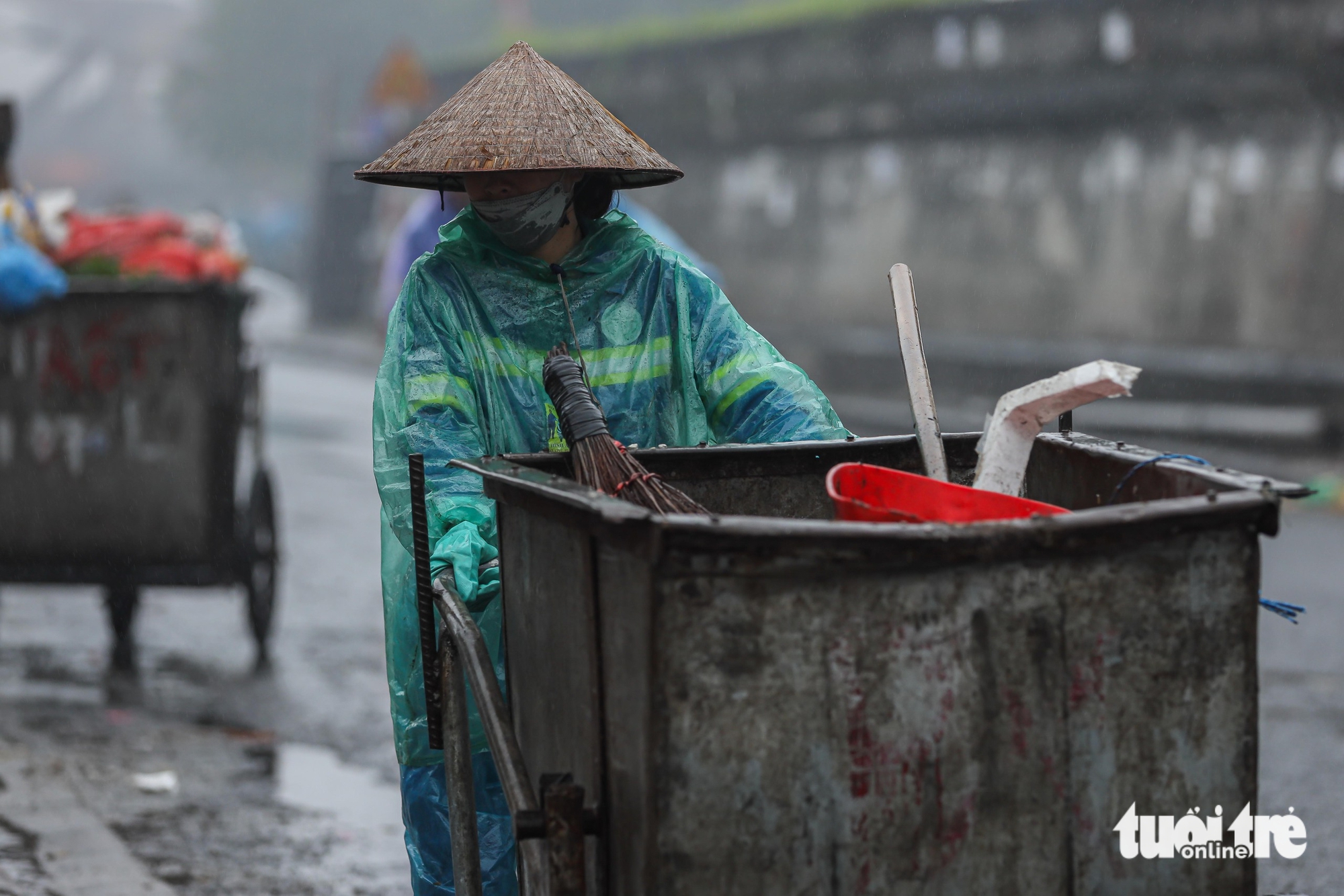 Không khí ở Hà Nội vẫn cảnh báo tím dù đường phố ít xe cộ, người dân cần hạn chế ra ngoài 1 không khí - Ảnh 1.