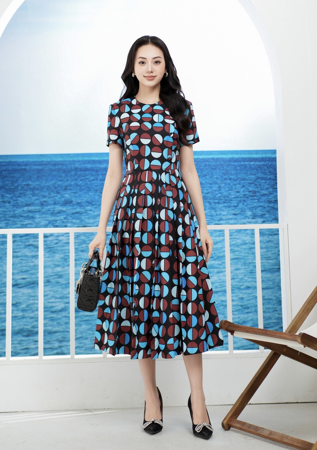 Không ngại thử thách với trang phục họa tiết hình học sành điệu- Ảnh 1. Không ngại thử thách với trang phục họa tiết hình học sành điệu- Ảnh 1.