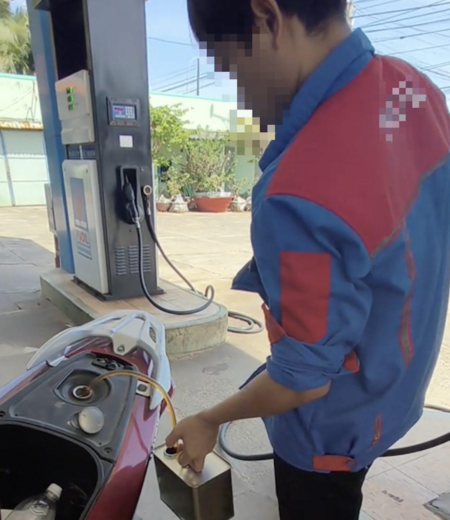 Không nhận chuyển khoản, nhân viên cây xăng hút lại xăng: Thiếu chuyên nghiệp lẫn thiếu tình 1 cây xăng - Ảnh 1.